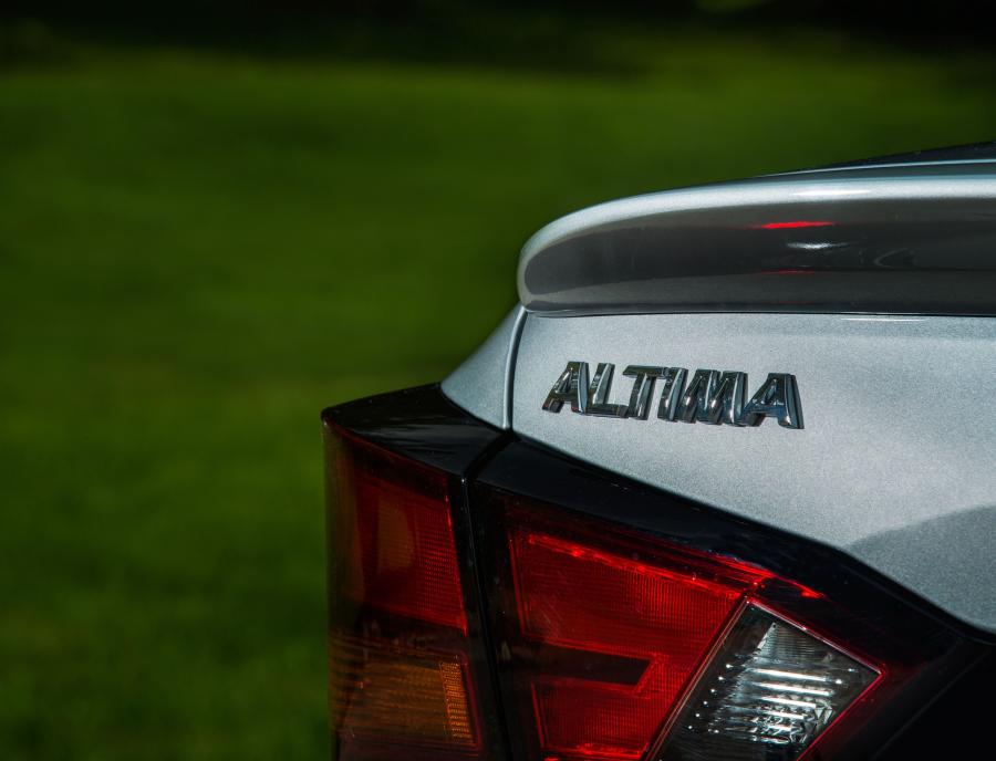Логотип Nissan Altima SR 2018 года  (фото 10 из 19)